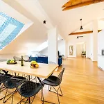 5br+3.5bt Wilson Apt.