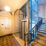 5br+3.5bt Wilson Apt. *