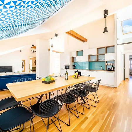 5br+3.5bt Wilson Apt. *