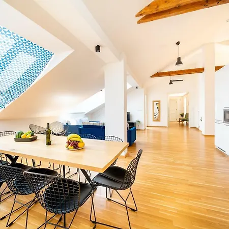 5br+3.5bt Wilson Apt.