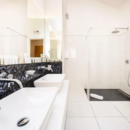 5br+3.5bt Wilson Apt. * Prága