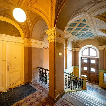 5br+3.5bt Wilson Apt.