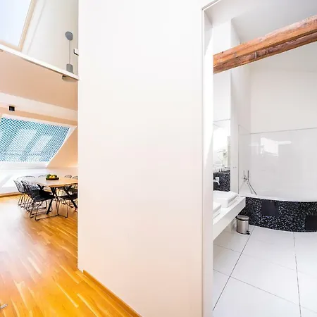 5br+3.5bt Wilson Apt.