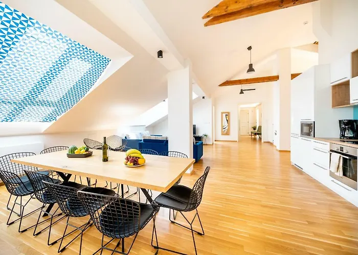 5br+3.5bt Wilson Apt.