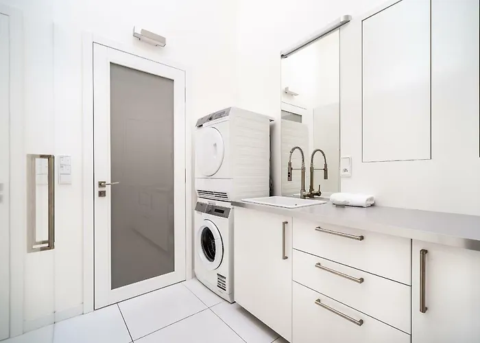 5br+3.5bt Wilson Apt. *