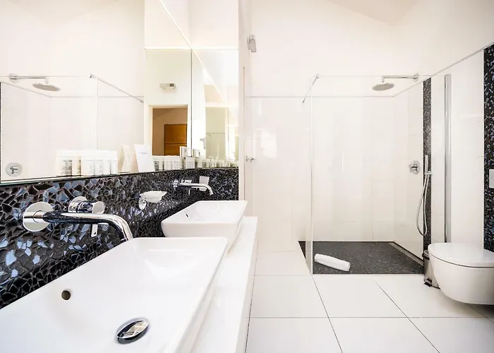 5br+3.5bt Wilson Apt. * Praag