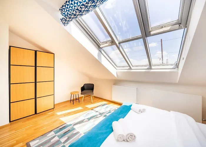 5br+3.5bt Wilson Apt. * Praag