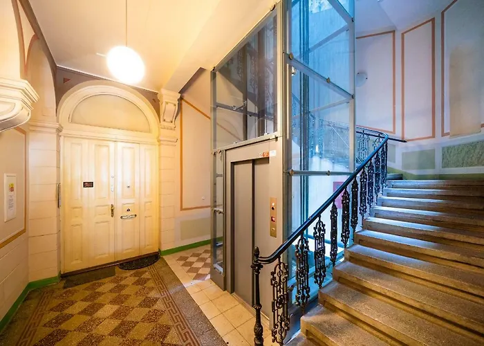 5br+3.5bt Wilson Apt. *