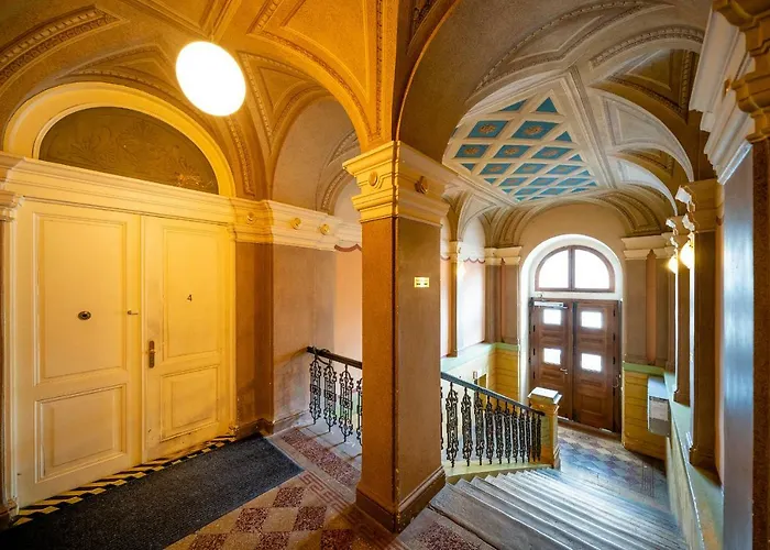 5br+3.5bt Wilson Apt.