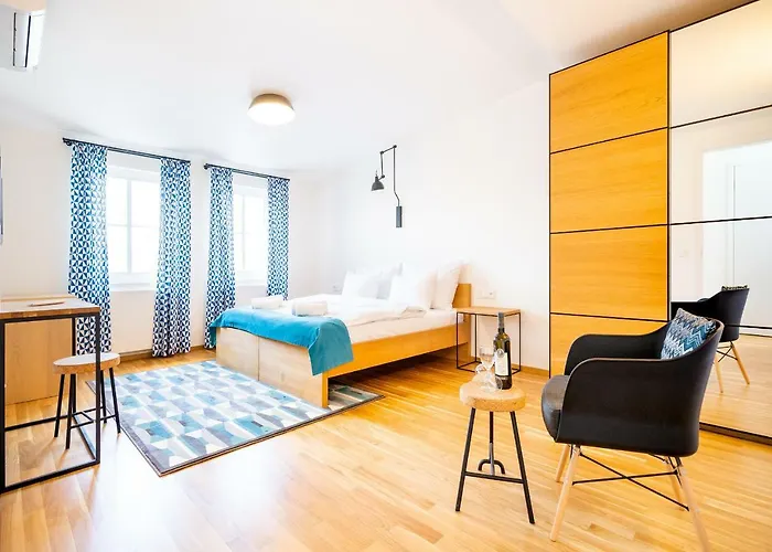 5br+3.5bt Wilson Apt. Praag