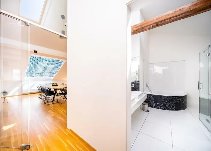 5br+3.5bt Wilson Apt.