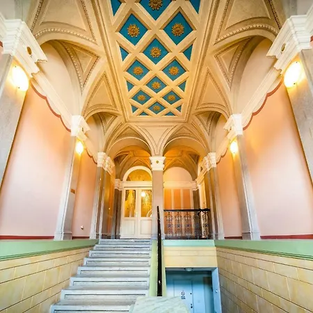 5br+3.5bt Wilson Apt. * Prag