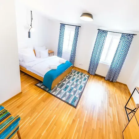 5br+3.5bt Wilson Apt. * プラハ