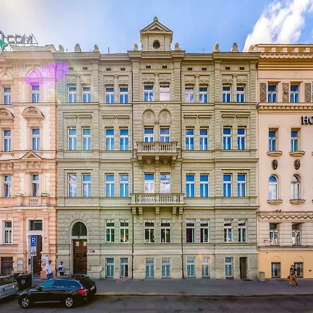 5br+3.5bt Wilson Apt. * Прага