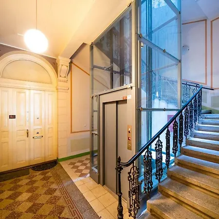 5br+3.5bt Wilson Apt. *