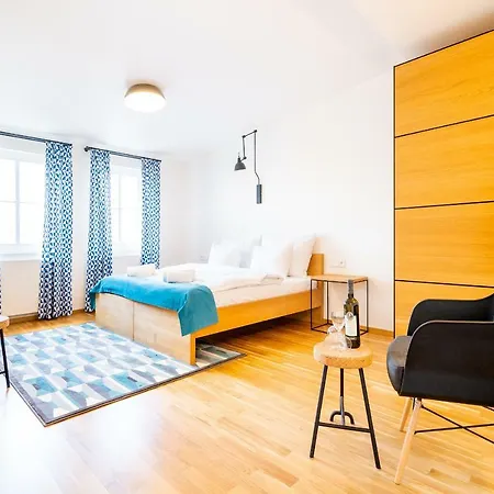 5br+3.5bt Wilson Apt. Прага